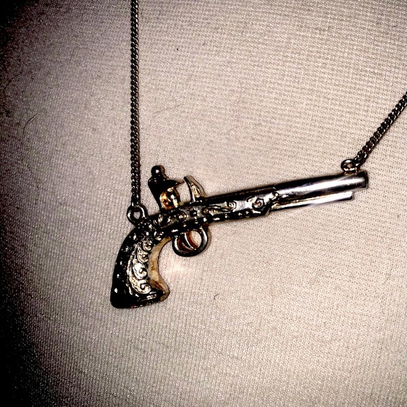 Disney Pirates of the Caribbean Johnny Depp Captain Sparrow 2006 Pistol necklace - Picture 1 of 6